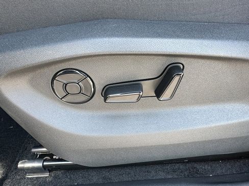 New 2025 Volkswagen Tiguan SE image 16