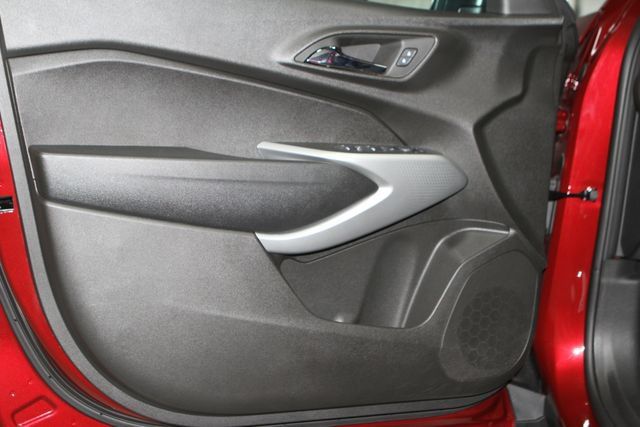 Used 2025 Chevrolet Trax LS w/ LS Convenience Package FWD image 13
