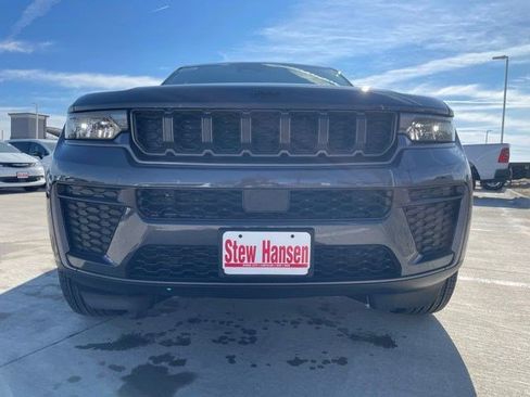 New 2026 Jeep Grand Cherokee Altitude AWD/4WD image 9