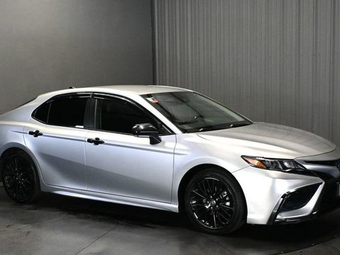 Used 2022 Toyota Camry SE FWD image 3