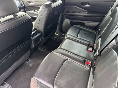 Used 2024 Nissan Pathfinder SL image 11