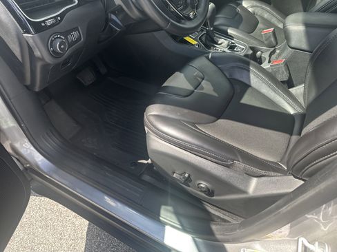 Used 2019 Jeep Cherokee Latitude Plus image 13