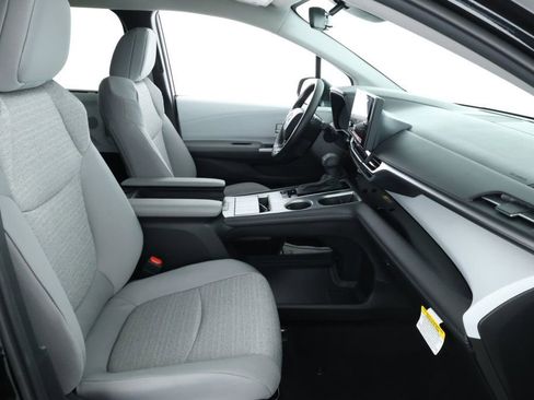 Used 2025 Toyota Sienna LE image 20