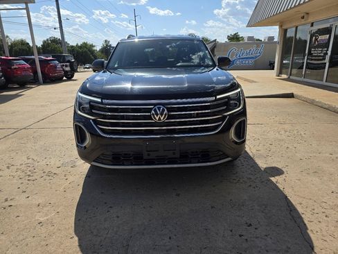 Used 2025 Volkswagen Atlas SE AWD/4WD image 2