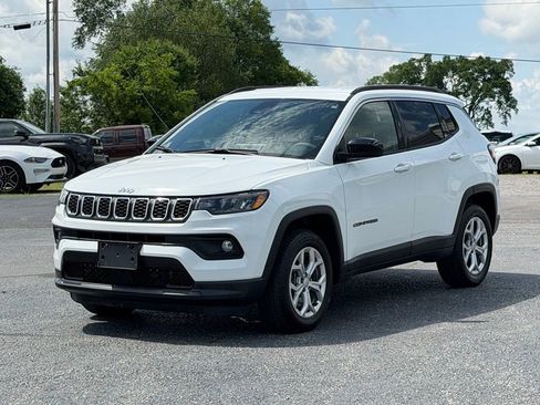 Used 2024 Jeep Compass Latitude AWD/4WD image 9