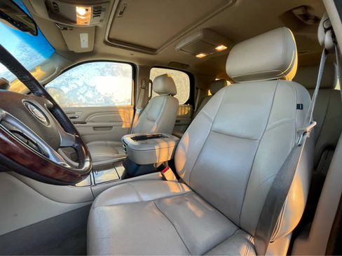 Used 2014 Cadillac Escalade Premium image 18