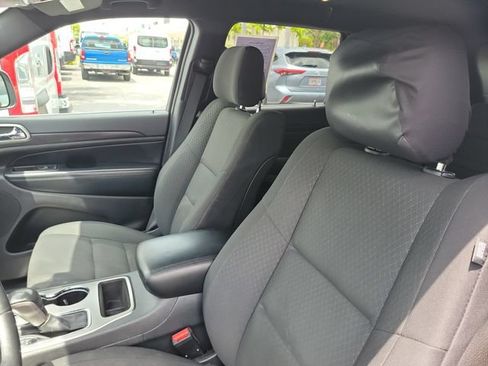 Used 2018 Jeep Grand Cherokee Laredo RWD image 8