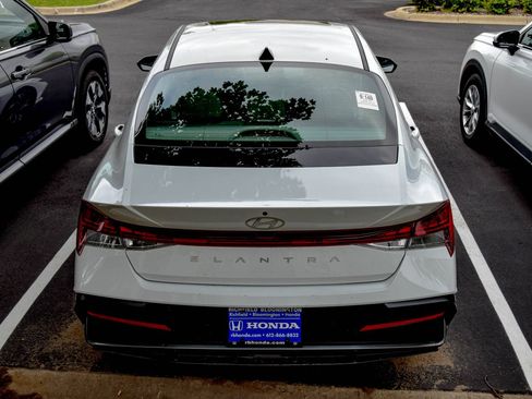 Used 2025 Hyundai Elantra SEL FWD image 6
