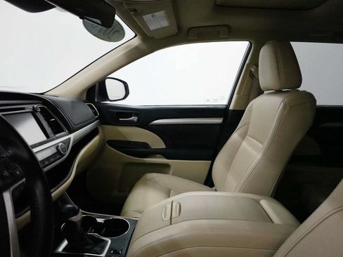 Used 2018 Toyota Highlander XLE AWD/4WD image 13