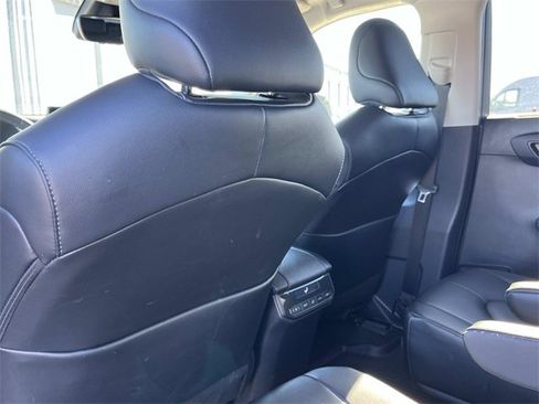 Used 2024 Toyota Highlander LE image 21