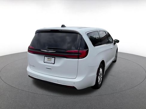 Used 2025 Chrysler Pacifica Select FWD image 15