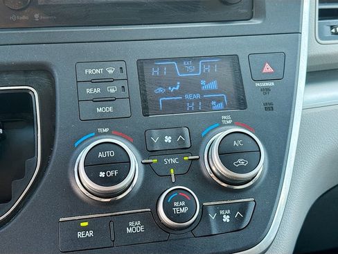 Used 2015 Toyota Sienna LE FWD image 12