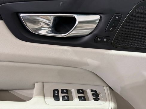 Used 2022 Volvo XC60 B5 Inscription w/ Advanced Package image 16