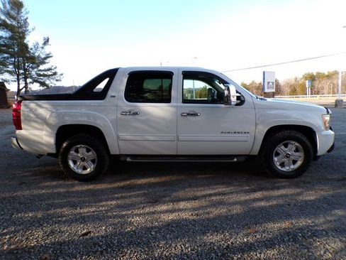 Used 2010 Chevrolet Avalanche LT w/ Suspension Package, Off-Road image 5