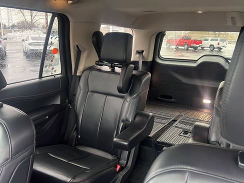 Used 2023 Ford Expedition XLT image 19