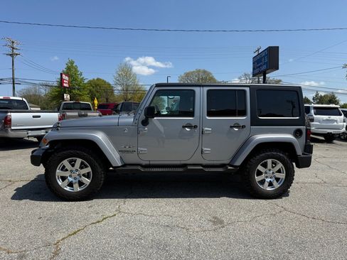 Used 2017 Jeep Wrangler Unlimited Sahara w/ Dual Top Group image 4