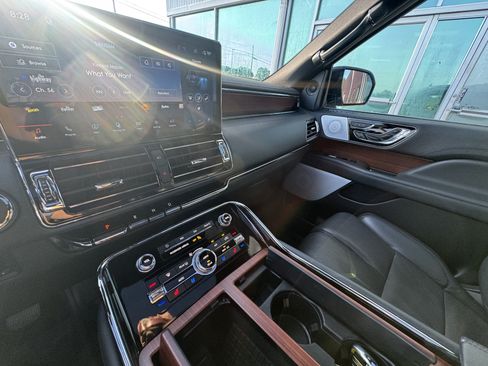 Used 2023 Lincoln Navigator Reserve AWD/4WD image 16