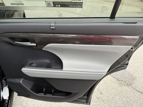 New 2026 Toyota Highlander Platinum image 26