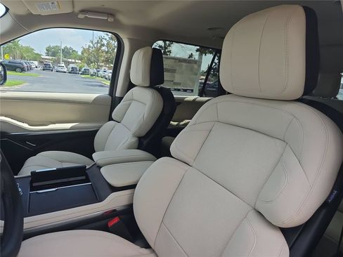 New 2027 Lincoln Navigator Premiere RWD image 17