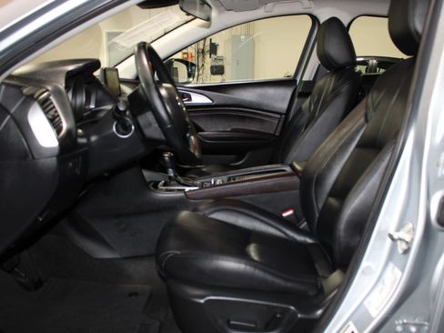 Used 2017 MAZDA MAZDA3 Touring w/ Popular Equipment Package FWD image 8