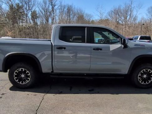 Used 2025 Chevrolet Silverado 1500 ZR2 w/ Technology Package image 9