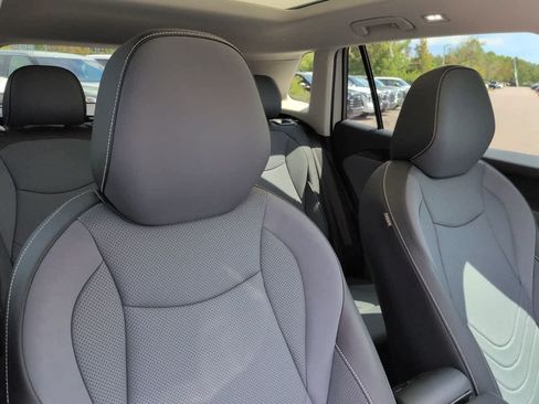 Used 2025 Volkswagen Tiguan SE w/ Panoramic Sunroof Package AWD/4WD image 7