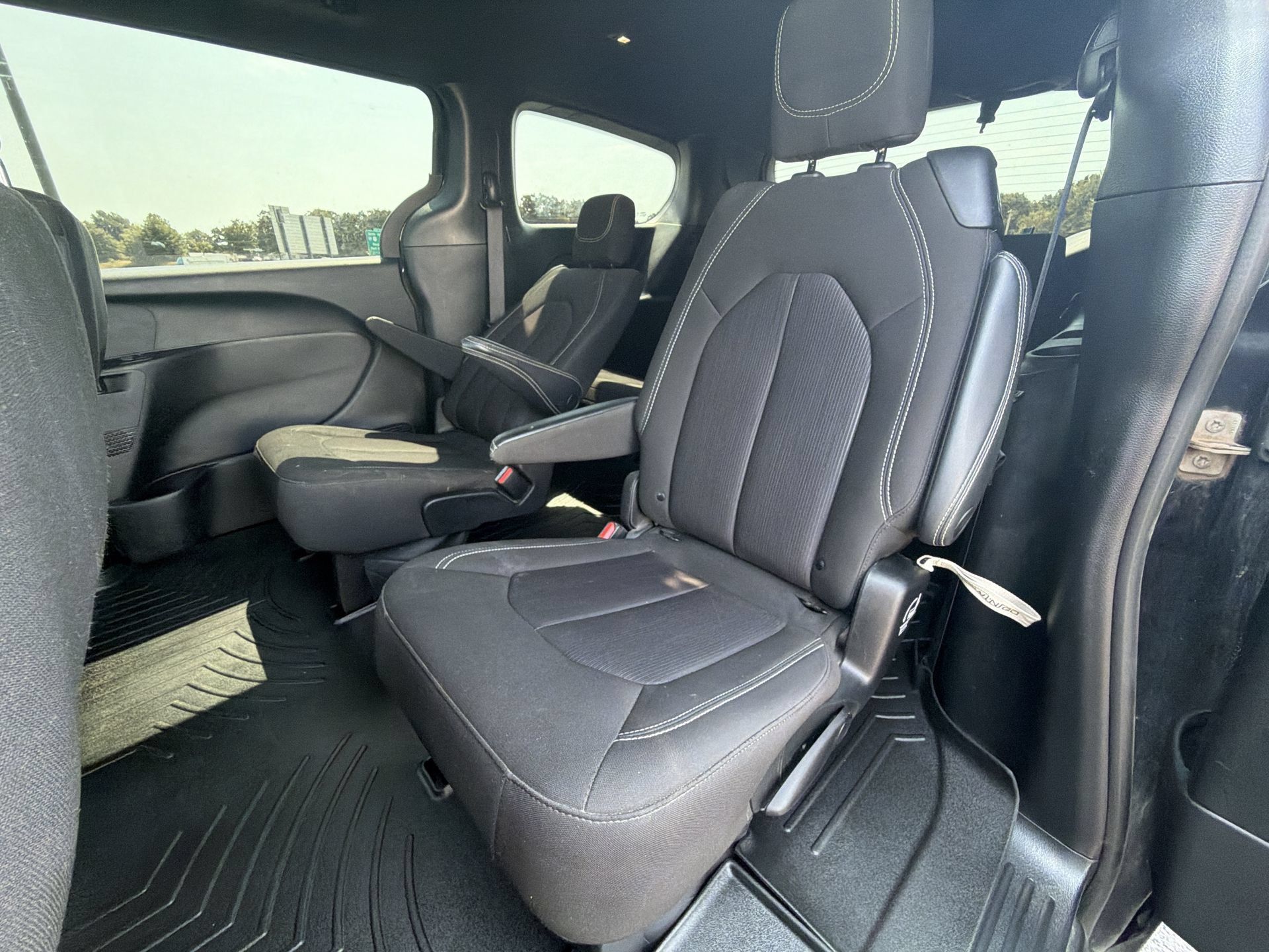 Used 2023 Chrysler Pacifica Touring FWD image 21