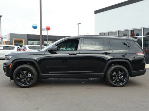 Used 2025 Jeep Grand Cherokee L Limited w/ Black Appearance Package image 9