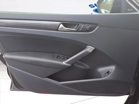 Used 2021 Volkswagen Passat 2.0T R-Line image 14