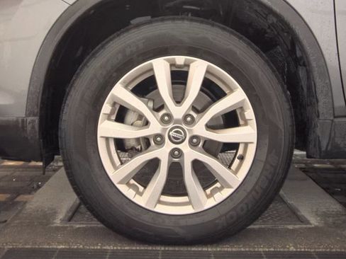 Used 2020 Nissan Rogue SV image 11