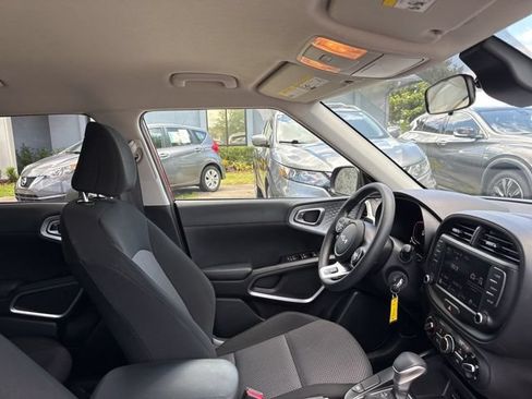 Used 2025 Kia Soul LX w/ LX Technology Package FWD image 11