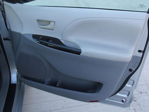 Used 2014 Toyota Sienna L image 20