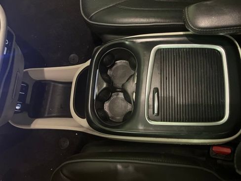 Used 2020 Chrysler Pacifica Limited FWD image 33