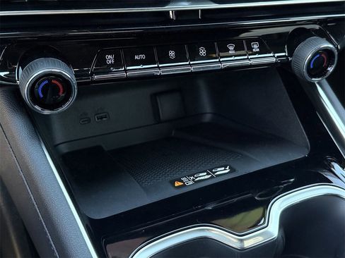 New 2026 Chevrolet Traverse High Country image 17