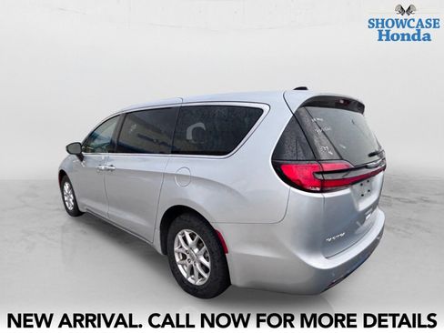 Used 2023 Chrysler Pacifica Touring-L FWD image 4