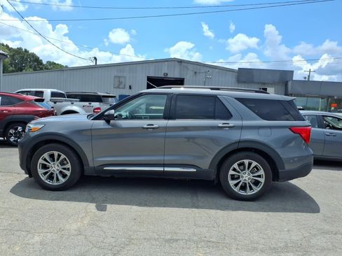 Used 2022 Ford Explorer XLT w/ Equipment Group 202A RWD image 2