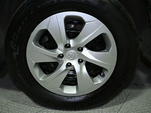 Used 2022 Toyota RAV4 LE image 17