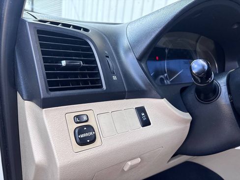 Used 2009 Toyota Venza FWD image 10