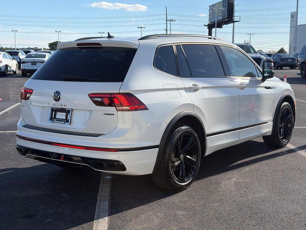 Used 2023 Volkswagen Tiguan SE R-Line AWD/4WD image 3