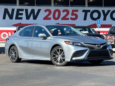 Used 2023 Toyota Camry SE image 8