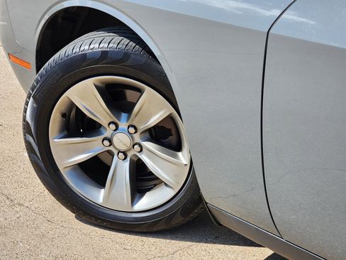 Used 2019 Dodge Challenger SXT image 9