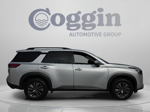 Used 2025 Nissan Pathfinder SV FWD image 6