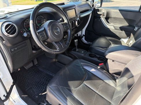 Used 2015 Jeep Wrangler Unlimited Rubicon w/ Connectivity Group image 29