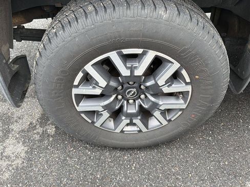 Used 2022 Nissan Frontier SV w/ SV Premium Package image 9
