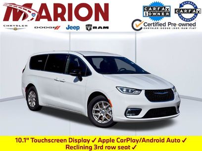 Used 2025 Chrysler Pacifica Select