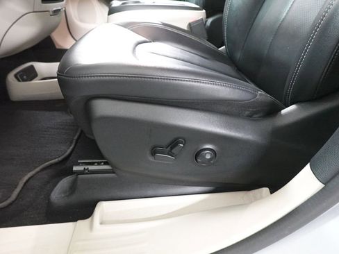 Used 2024 Chrysler Pacifica Touring-L image 11