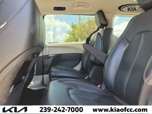 Used 2023 Chrysler Pacifica Touring-L FWD image 16