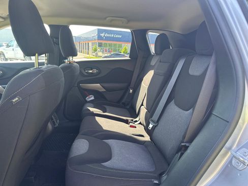 Used 2018 Jeep Cherokee Latitude w/ Altitude Package FWD image 15