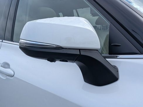 Used 2024 Toyota Highlander Platinum image 10