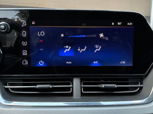 Used 2025 Chevrolet Trax LT w/ LT Convenience Package FWD image 33